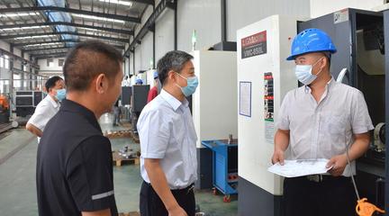 嚴華在邵陽經(jīng)濟技術(shù)開發(fā)區(qū)企業(yè)開展&ldquo;送政策、解難題、優(yōu)服務(wù)&rdquo;行動