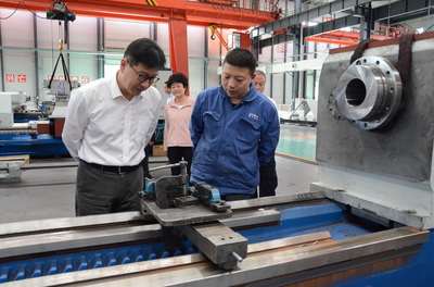 甘肅省委常委、副省長張錦剛在星火機床公司調(diào)研