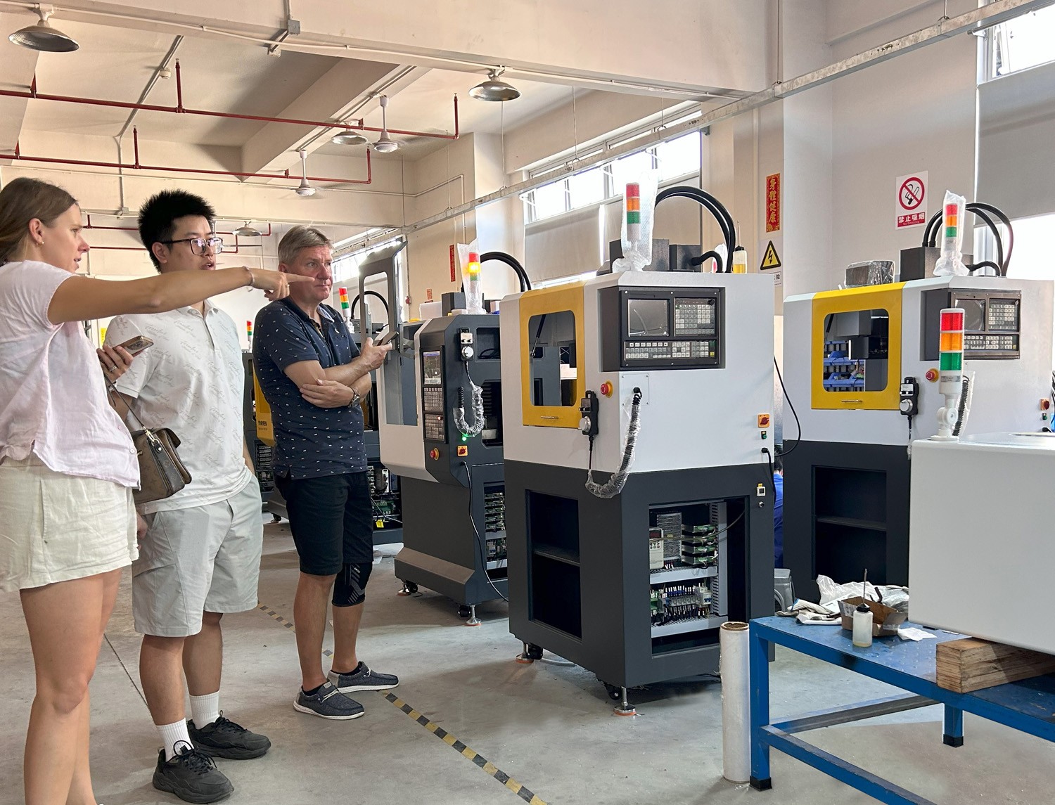 捷克客戶(hù)蒞臨育菁裝備考察桌面級(jí)加工中心，深化技術(shù)交流合作